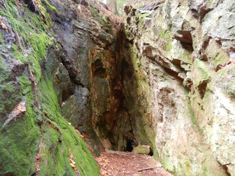 DSCN1419.JPG - Die Erzgrube. Leider darf man diese nicht betreten wegen herabfallender Felsen.