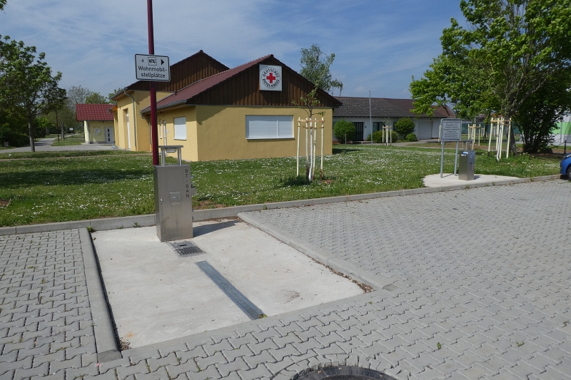 P1030619.JPG - In Gensingen direkt an der Klinik wo meine Mutter behandelt wird, entdecken wir diesen Wohnmobilstellplatz?!?!?