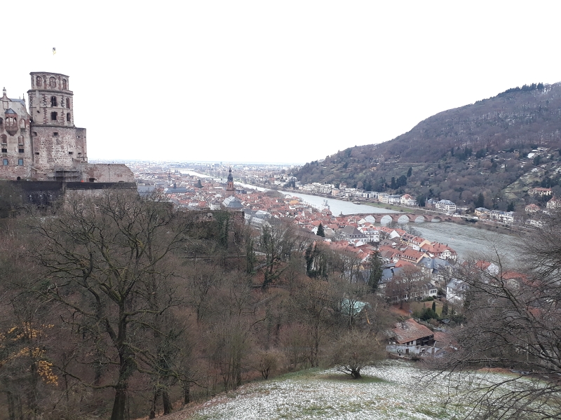 20171209_141443.jpg - Ein "MUSS" für jeden Heidelbergbesucher. Der Blick von der Scheffelterrasse über die Stadt.