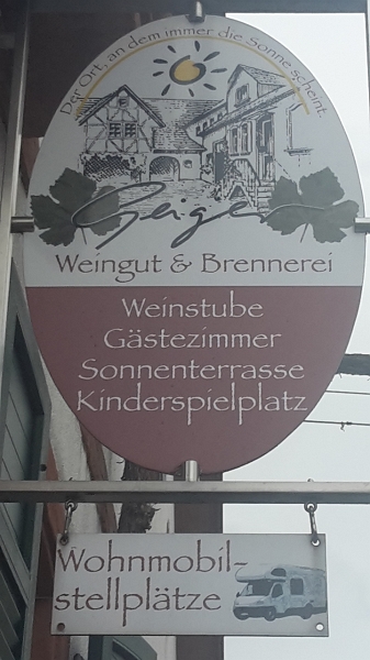 20170417_115612.jpg - In Dierbach machen wir beim Weingut Geiger halt und holen "Proviant". :-)
