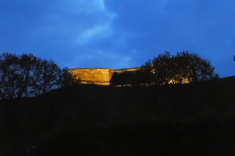 P1030090.JPG - Abends ist die Festung schön beleuchtet. Blick aus unserem Bett!