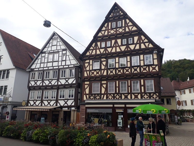 20170916_121447.jpg - Die die Zeller'sche Apotheke (links) und das "Haus Maisch" (rechts).