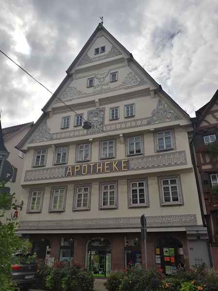 20170916_121941.jpg - Eines der ältesten Gebäude der Stadt, die Schmid'sche Apotheke (16. Jh.)