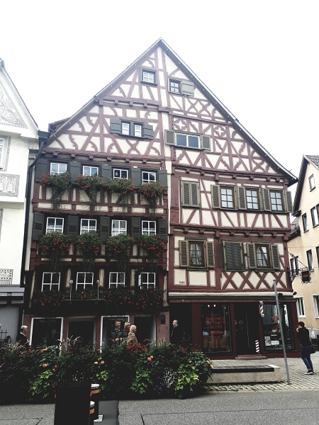 20170916_122036.jpg - Am Haus Saur/Großmann mit seinen ungleichen Stockwerkhöhen.