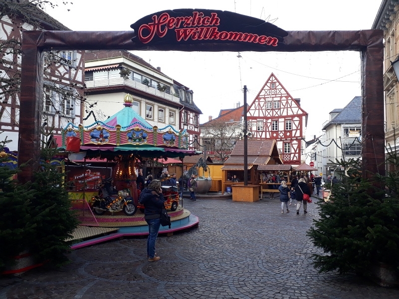 20171216_125703.jpg - ...um in die Altstadt bzw. zum Weihnachtsmarkt zu kommen.