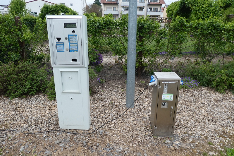 P1030124.JPG - Links der Parkschein- und rechts der Stromautomat.