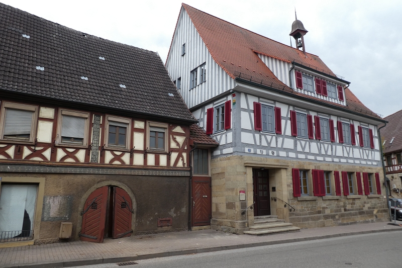 P1030139.JPG - Das alte Rathaus (rechts im Bild).