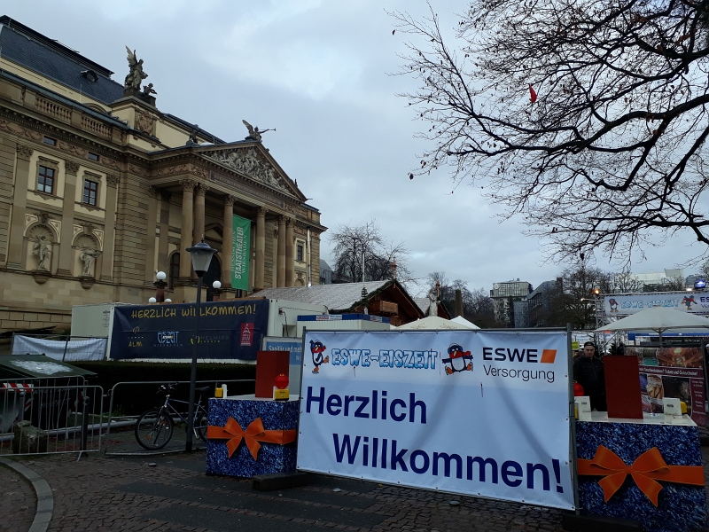 20171230_140742.jpg - Vor dem Staatstheater ist eine Schlittschuhbahn aufgebaut.