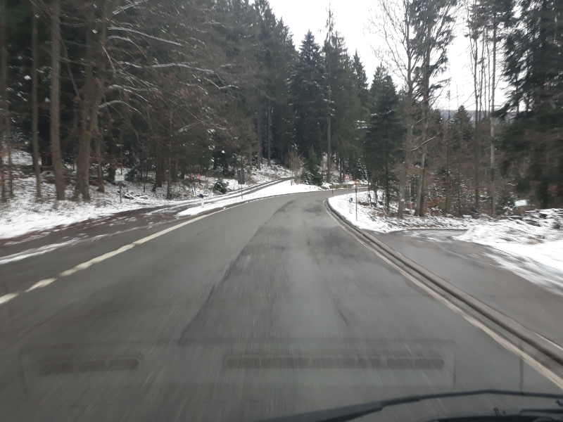 20180211_120439.jpg - Wir wählen einen kleinen Umweg über Bad Herrenalb und kommen dabei durch einen verschneiten Schwarzwald!