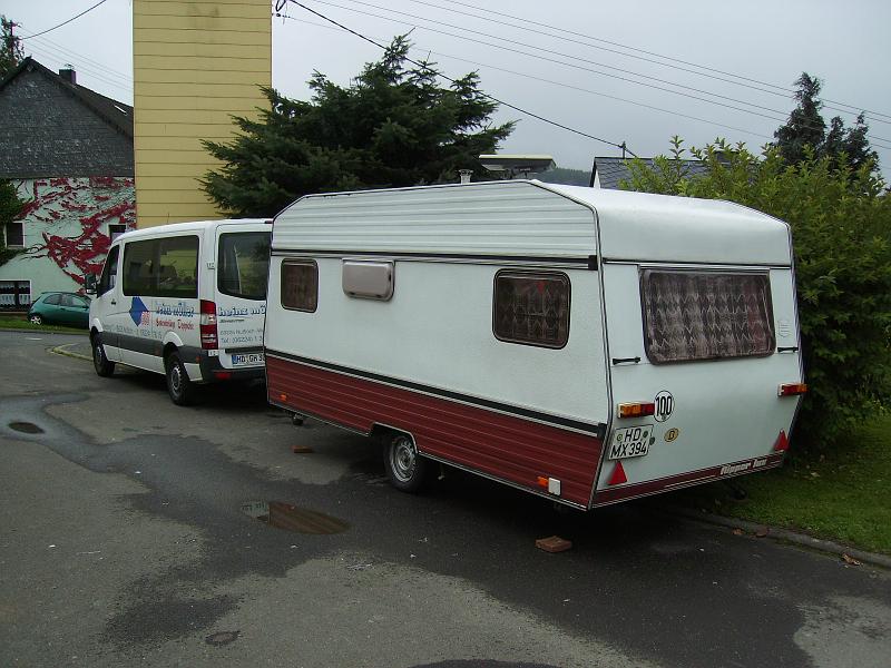 03.JPG - Der Wohnwagen wird kurzerhand halb auf die Straße gestellt.