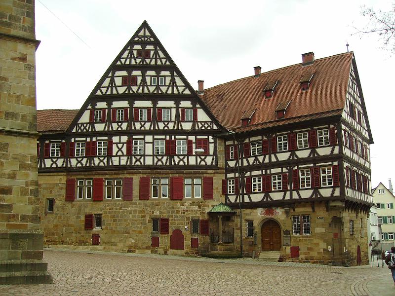 IMGP0072.JPG - Der Speyrer Pfleghof, auch Speyer Zehnthof oder Kessler-Haus genannt, steht am Marktplatz 21/23. Er gehörte von 1213 bis 1547 dem Domkapitel zu Speyer. Seit 1832/33 beherbergt das Gebäude mit der Kessler Sekt GmbH & Co. KG die älteste Sektkellerei Deutschlands.