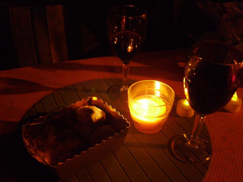 IMGP0220.JPG - Am Abend wird es romantisch bei Kerzenschein und "lecker Weinsche"Achja, wir sind mittlerweile am Stellplatz in Bad Herrenalb angekommen und waren im Thermalbad relaxen bei einer "Klangtherapie" :-)