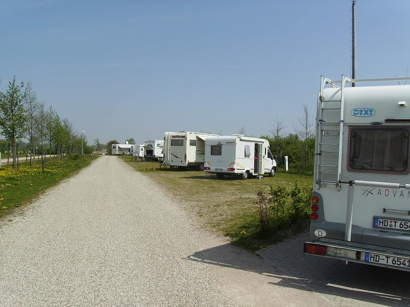 IMGP0128.JPG - Die Womoplätze vor dem Campingplatz.