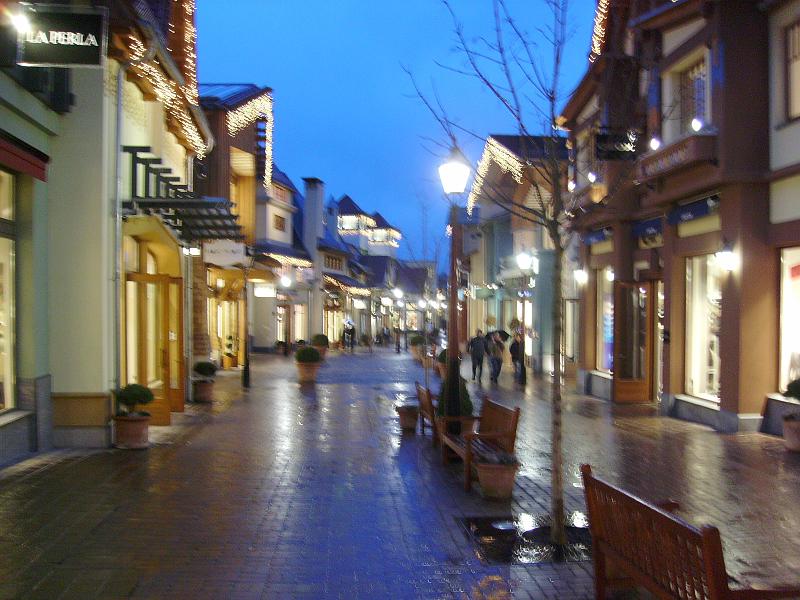 IMGP0560.JPG - Abends sind wir (natuerlich bei Regen) in Wertheim-Village angekommen.