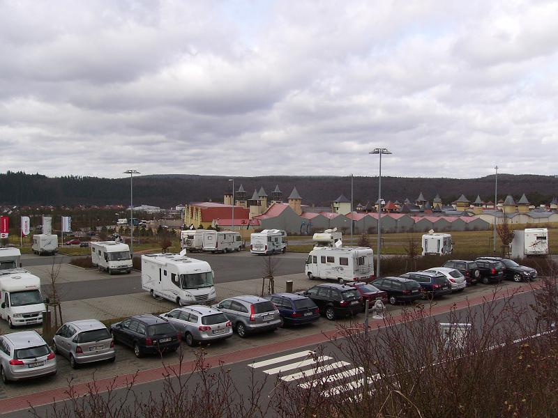 IMGP0566.JPG - Der Stellplatz vom Expocamp. Im Hintergrund kann man das Wertheim-Village erkennen.