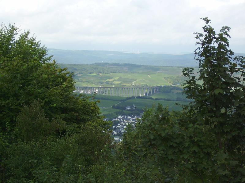 IMGP0003.JPG - Die Autobahnbrücke bei Schweich, die über die Mosel führt.