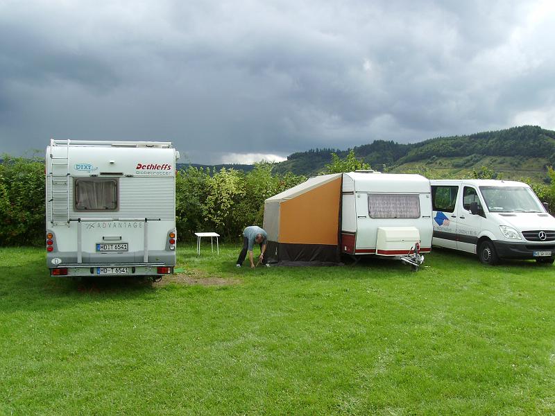 IMGP0020.JPG - Wir schlagen unsere "Zelte" auf. Der Regen lauert bereits...