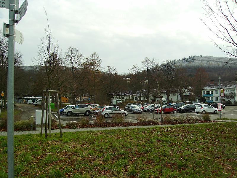 IMGP0250.JPG - Der Parkplatz vor dem Albgaubad, dahinter kann man den Stellplatz erkennen.