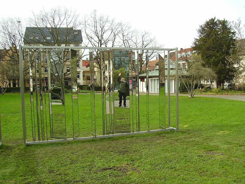 IMGP0252.JPG - In einem Park am Bahnhof sichte ich diese "Installation"...