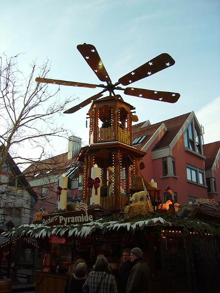 IMGP0281.JPG - Hier in der Pyramide wird direkt der nächste Glühwein geordert...