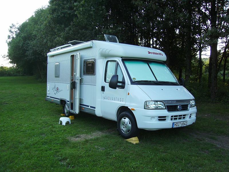 IMGP0211.JPG - Am Bostalsee angekommen schauen wir zuerst am Campingplatz Bosen vorbei. Der Stellplatz dort kostest 4€ und verfügt über Strom und VE. Uns gefällt es dort aber nicht, also schauen wir auf der anderen Seeseite bei Gonnesweiler am Surferufer und finden eine riesen Wiese für 8€ leider ohne VE und ohne Strom. Macht nix, hamwer ja alles an Bord. Ok, war ein bisschen schief aber das wird schon...