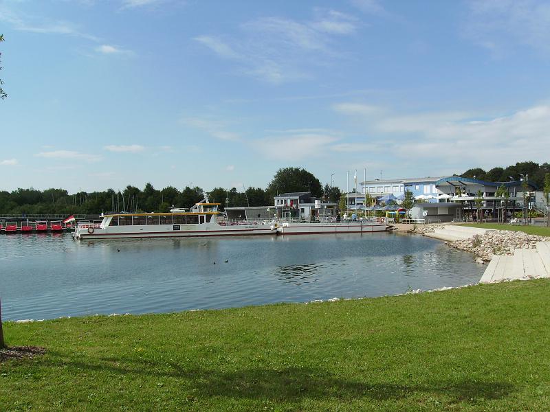 IMGP0245.JPG - Mit diesem Schiff kann man eine Rundfahrt machen.