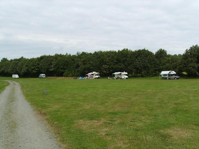 IMGP0267.JPG - Wieder zurück am Stellplatz. Ganz links ist unser Dixi zu erkennen.