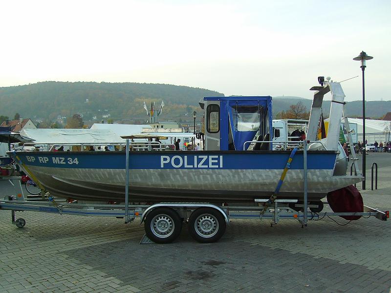 IMGP0670.JPG - Auf dem Messplatz ist eine Ausstellung von Polizei, THW, Feuerwehr usw...