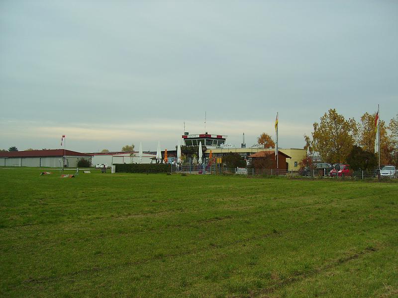 IMGP0677.JPG - Auf dem Heimweg kommen wir an einem kleinen Flugplatz vorbei.