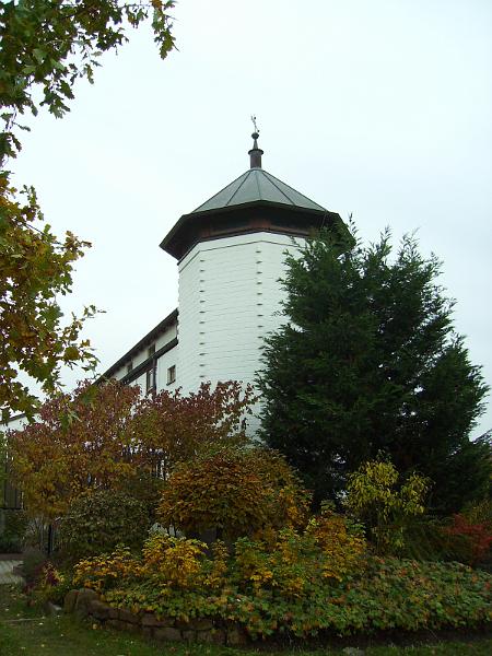 IMGP0685.JPG - Durch diesen Turm kommt man in die Ferienwohnungen des Weinguts.