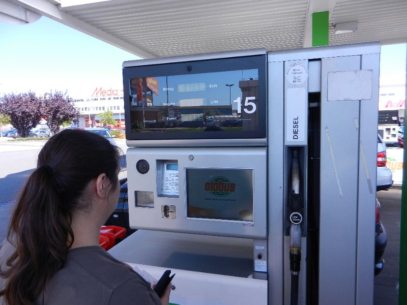 DSCN1685.JPG - In Neustadt wollen wir Tanken, was gar nicht so einfach ist... Dieser schei.. Tankautomat will einfach KEINE unserer Karten akzeptieren. Gut, einer anderen Dame geht es ebenso, scheint also der Automat zu spinnen.Wir haben dann aber das Glück und können an der LKW-Diesel-Anlage mit Karte tanken ;-)