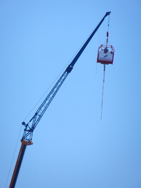 DSCN1687.JPG - Beim Tanken schauen wir einem Bungee-Springer zu, wie er in die Tiefe stürzt...