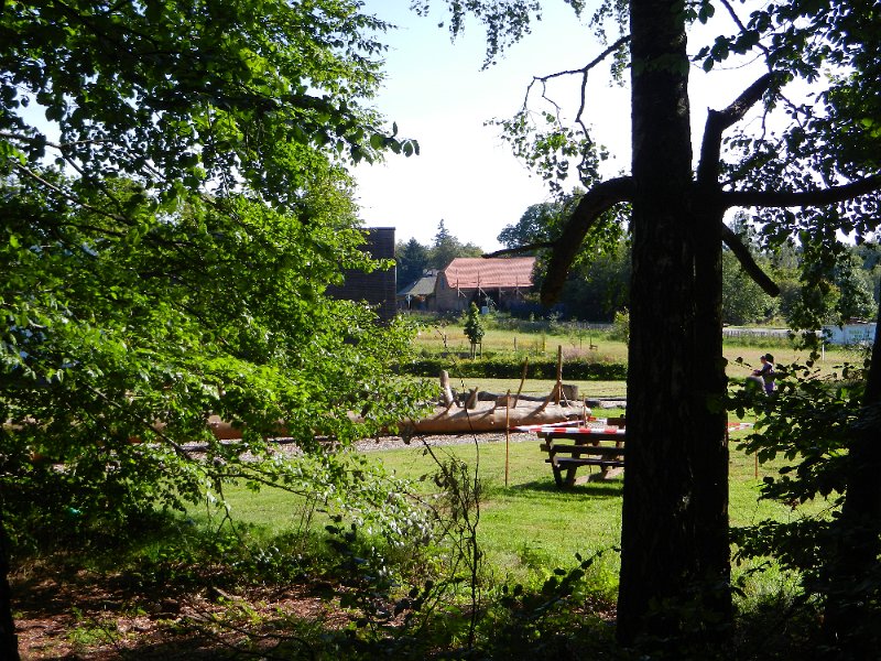 DSCN1729.JPG - Wieder zurück auf Johanniskreuz entdecken wir das "Haus der Nachhaltigkeit" mit einem schönen Kinderspielplatz davor.