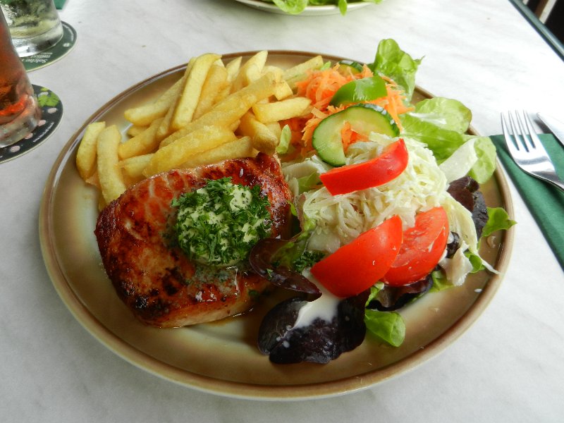 DSCN1752.JPG - Wir haben uns Schweinerückensteak mit Kräuterbutter und Pommes bestellt.*Lecker*