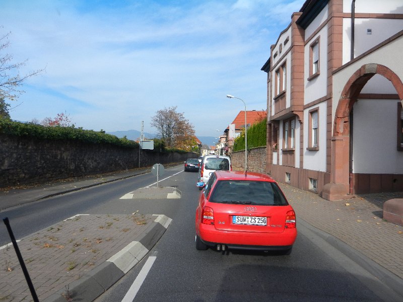 DSCN3822.JPG - Kurz vor 12 Uhr kommen wir in Edesheim an, hier wollen wir für heute abend zwei Flaschen Wein bei einem Winzer kaufen. Kaum zu glauben... STAU... wollen die alle Wein???