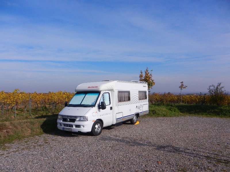 DSCN3826.JPG - Wunderschöner Platz, sehr ruhig, inmitten der Weinberge. Blick auf die Rietburg, Villa Ludwigshöhe und Rhodt. Pro Nacht €4,00, keine V/E, kein Strom.