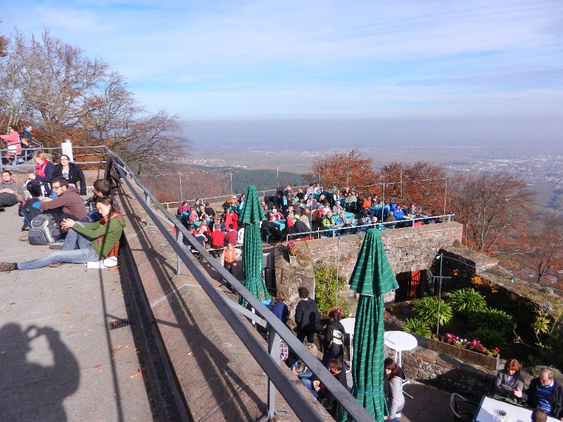 DSCN3849.JPG - Die Gaststätte auf der Rietburg ist sehr gut besucht...