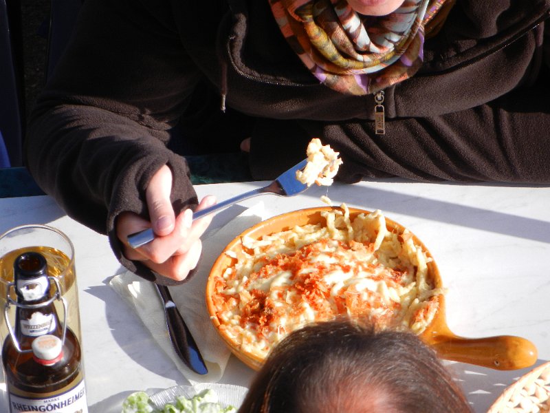 DSCN3850.JPG - ...man kann von oben sehr gut sehen was es zu Essen gibt. Hier zum Beispiel Käsespätzle! *Hahaha*