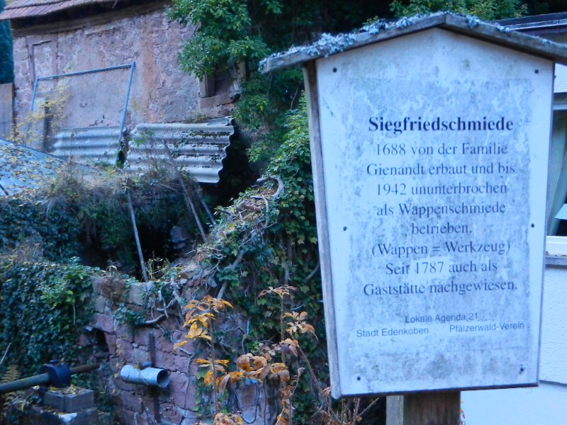 DSCN3934.JPG - Die Siegfriedschmiede, Seit 1787 auch als Gastätte... wow, das ist ALT!