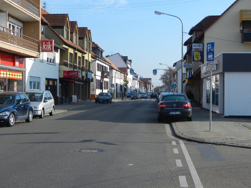 DSCN3995.JPG - Wir fahren "über Land" immer in Richtung Schwetzingen. Hier sind wir in Maxdorf.