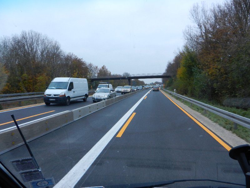 DSCN4005.JPG - Heute fahren wir nach Bad Schwalbach im Taunus um meine Mutter zu besuchen, die dort gerade in Kur ist.Natürlich kommen wir wie immer in einen Stau. Aber irgendwie ist der heute tatsächlich AUF DER ANDEREN SEITE!?!?! Wahnsinn! :-)