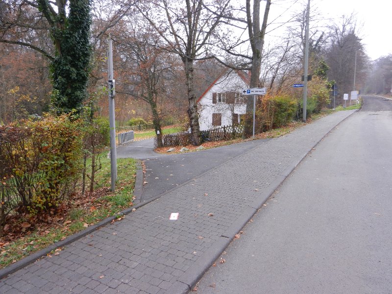 DSCN4013.JPG - Wohnmobile mit langen Radstand und tief sitzenden Gaskästen sollten hier sehr vorsichtig die steile Zufahrt benutzen.Achja, der Stellplatz befindet sich in der Reitallee 21.