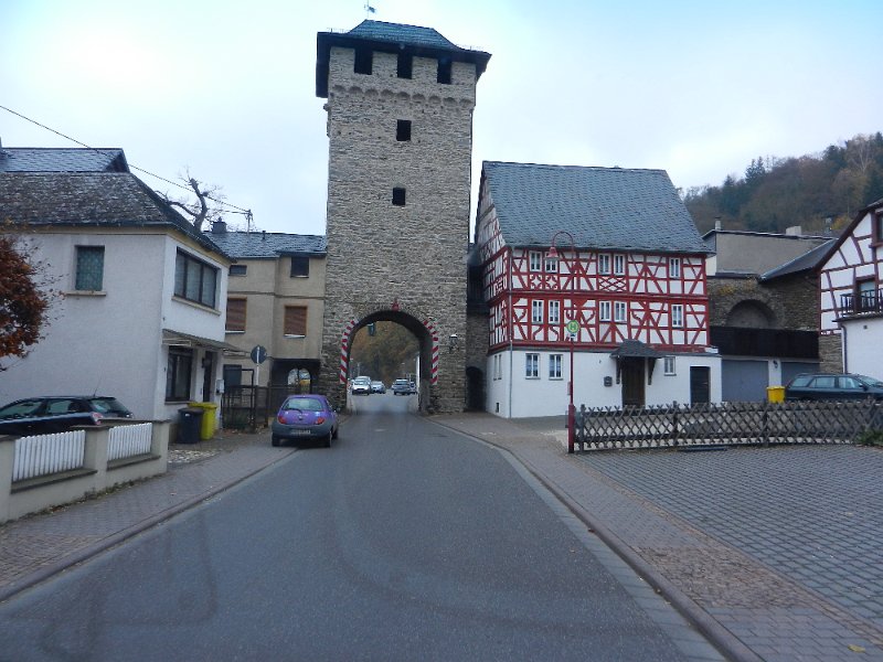 DSCN4050.JPG - Wir fahren durch einen Turm in Dausenau.