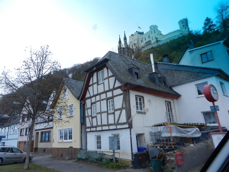 DSCN4061.JPG - ...kommen dabei an unzähligen Burgen und Schlössern vorbei. Hier z.b. das Schloss Stolzenfels.