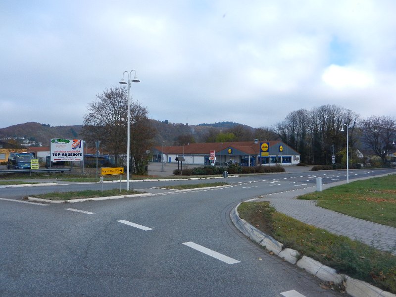 DSCN4064.JPG - Hier auf dem Lidl-Parkplatz standen wir bei unserer allerersten Ausfahrt im März 2009 mit dem Dixi und haben ein Eis gegessen.