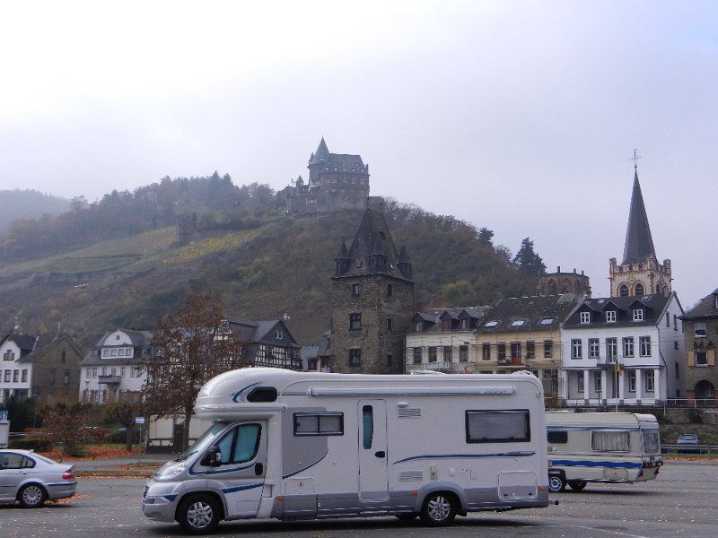 DSCN4084.JPG - Hier auf dem Parkplatz stehen einige Wohnmobile.