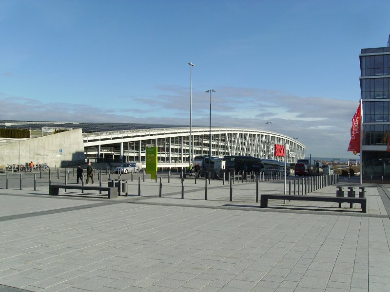 IMGP0152.JPG - Das Bosch-Parkhaus über der Autobahn.