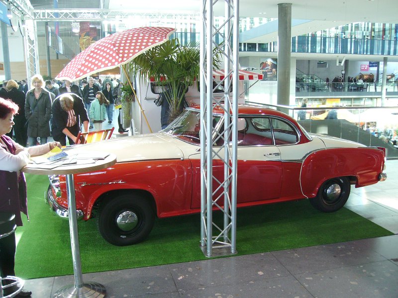 IMGP0153.JPG - Im Eingangsbereich steht eine Borgward Isabella.