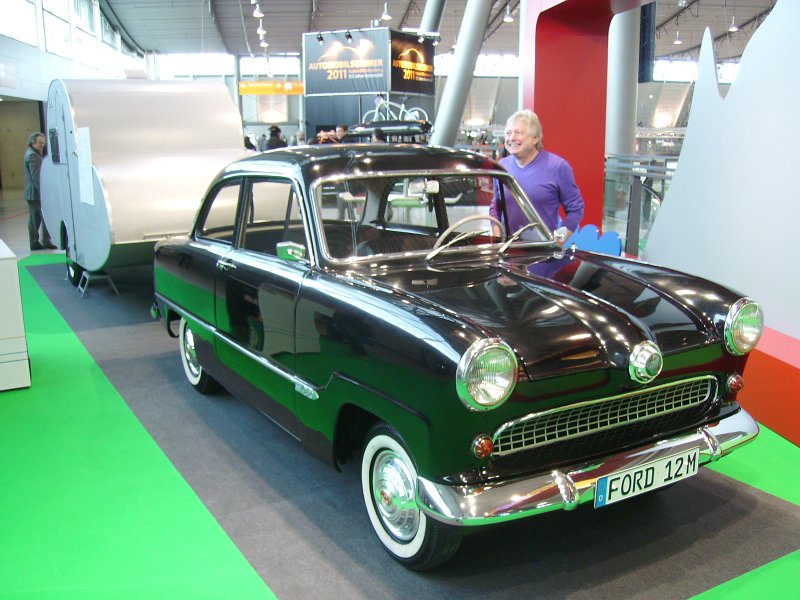 IMGP0163.JPG - Cool, ein alter Ford 12M mit einem sehr seltsamen Wohnwagen.