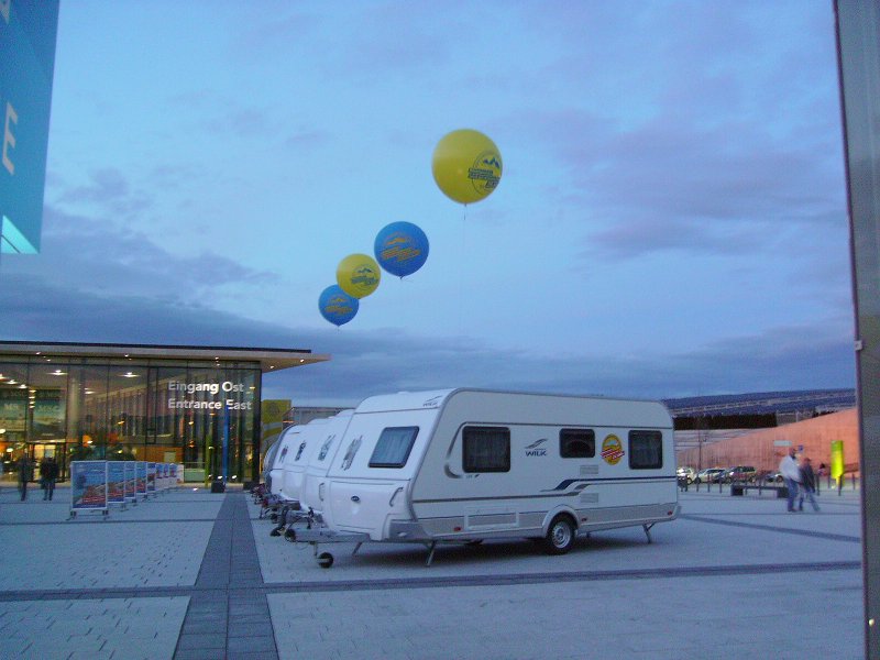 IMGP0176.JPG - ...und schon ist der Tag zu ende und es wird dunkel... Mann, tun mir die Füße weh!!!Trotzdem war es schön, mal wieder zu sehen was es neues auf dem Reise- und Wohnmobilmarkt gibt.